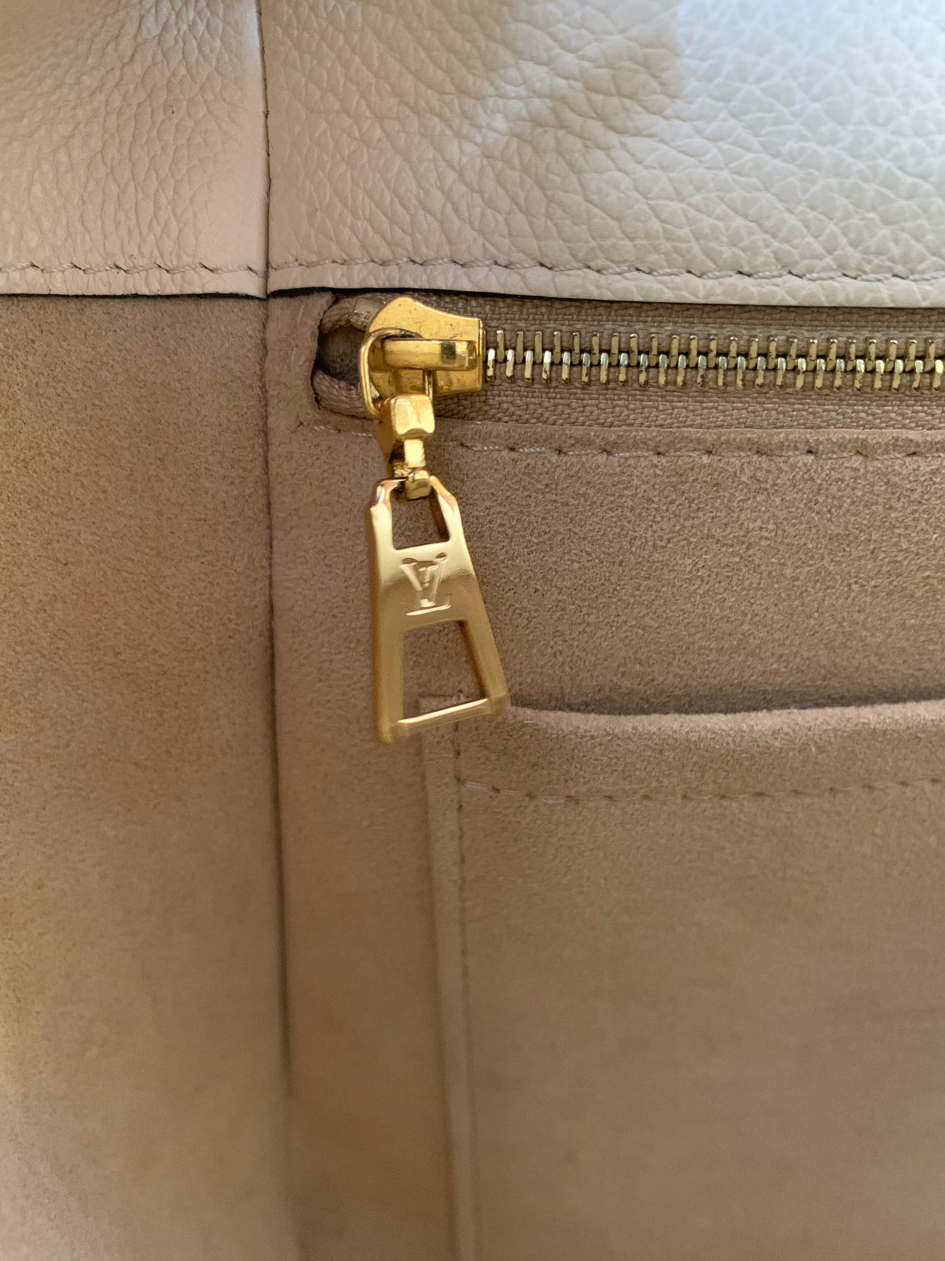 Louis Vuitton On My Side Monogram