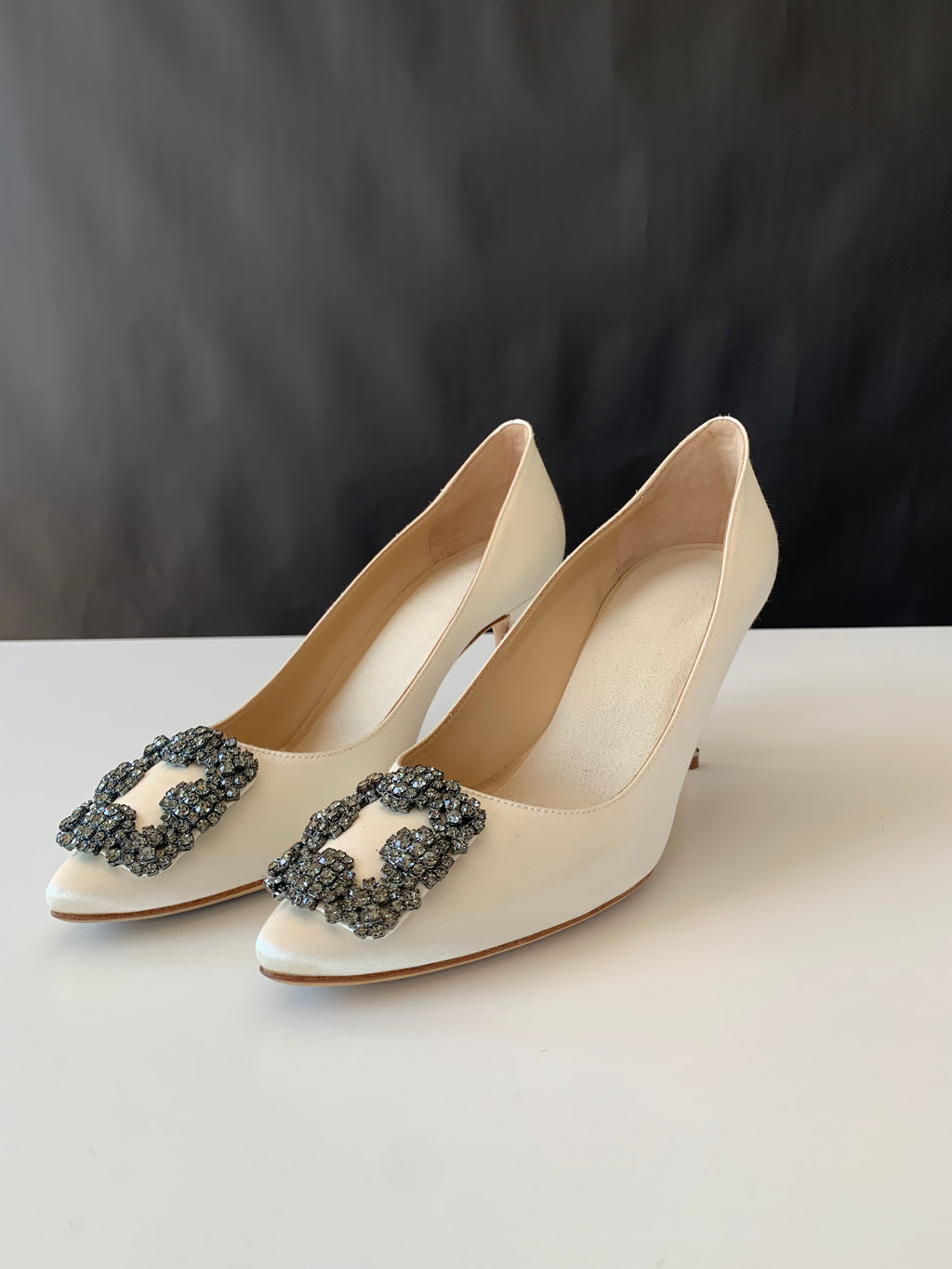Manolo Blahnik Hangisi Satin Pumps 70 38