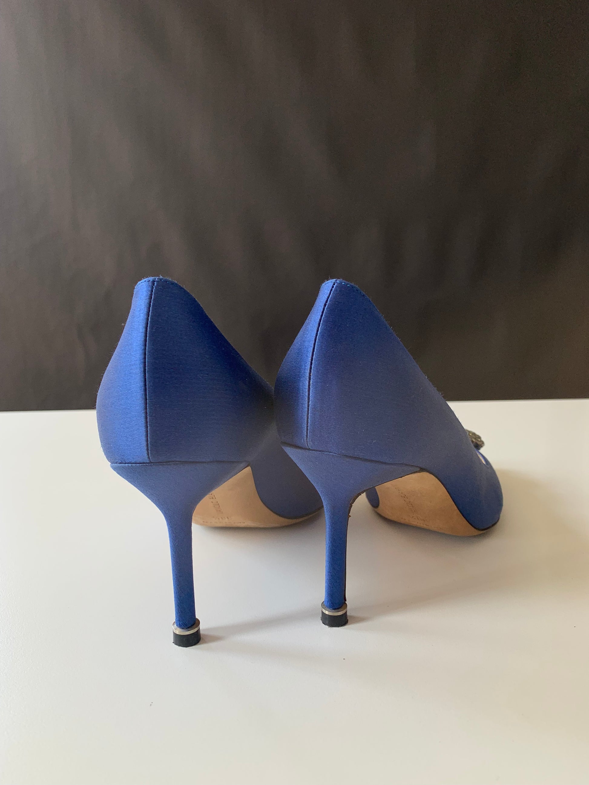 Manolo Blahnik Hangisi 90 Satin Pumps 39.5