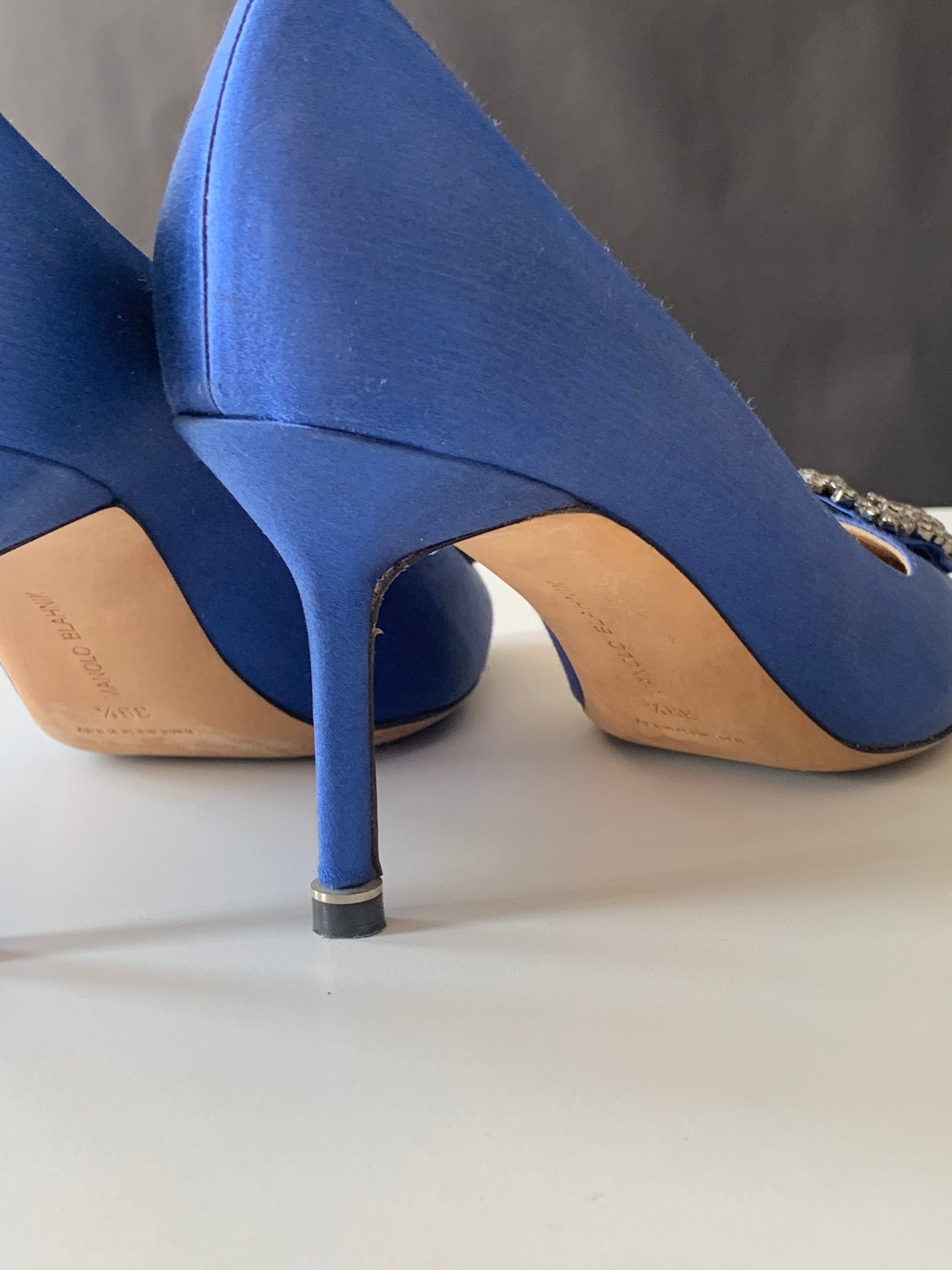 Manolo Blahnik Hangisi 90 Satin Pumps 39.5