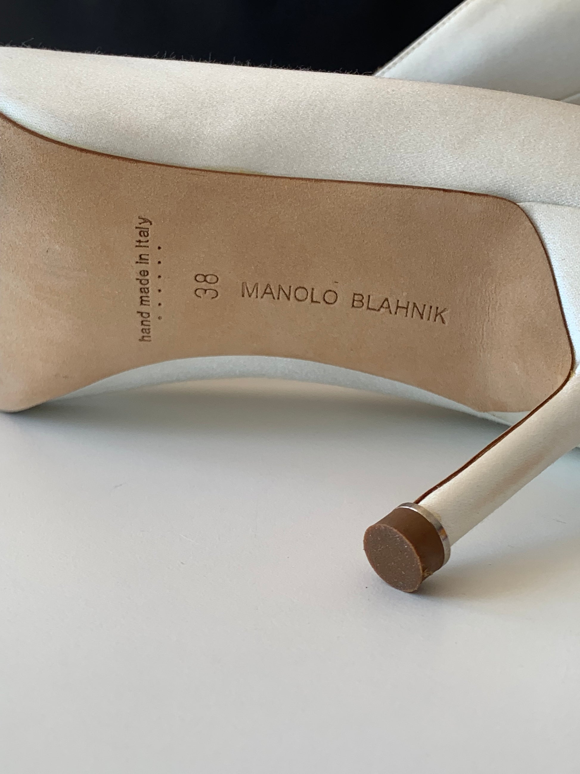 Manolo Blahnik Hangisi Satin Pumps 70 38