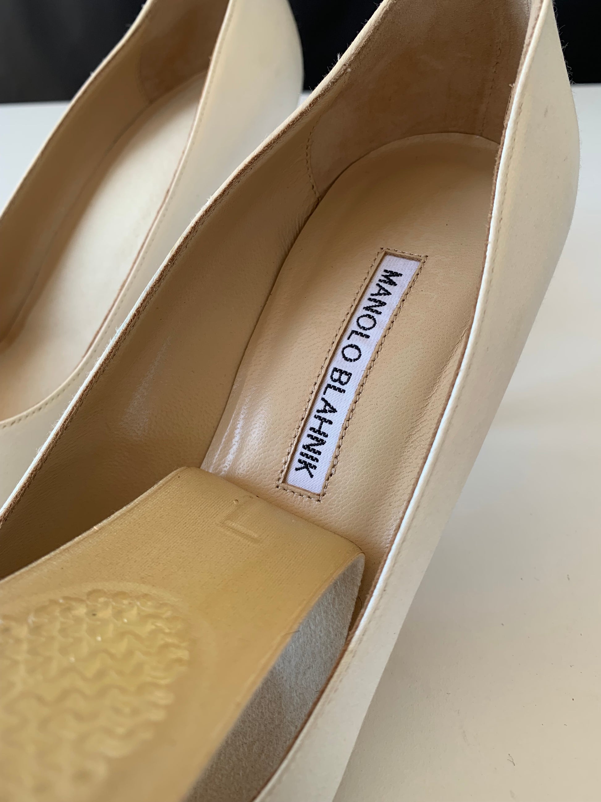 Manolo Blahnik Hangisi Satin Pumps 70 38