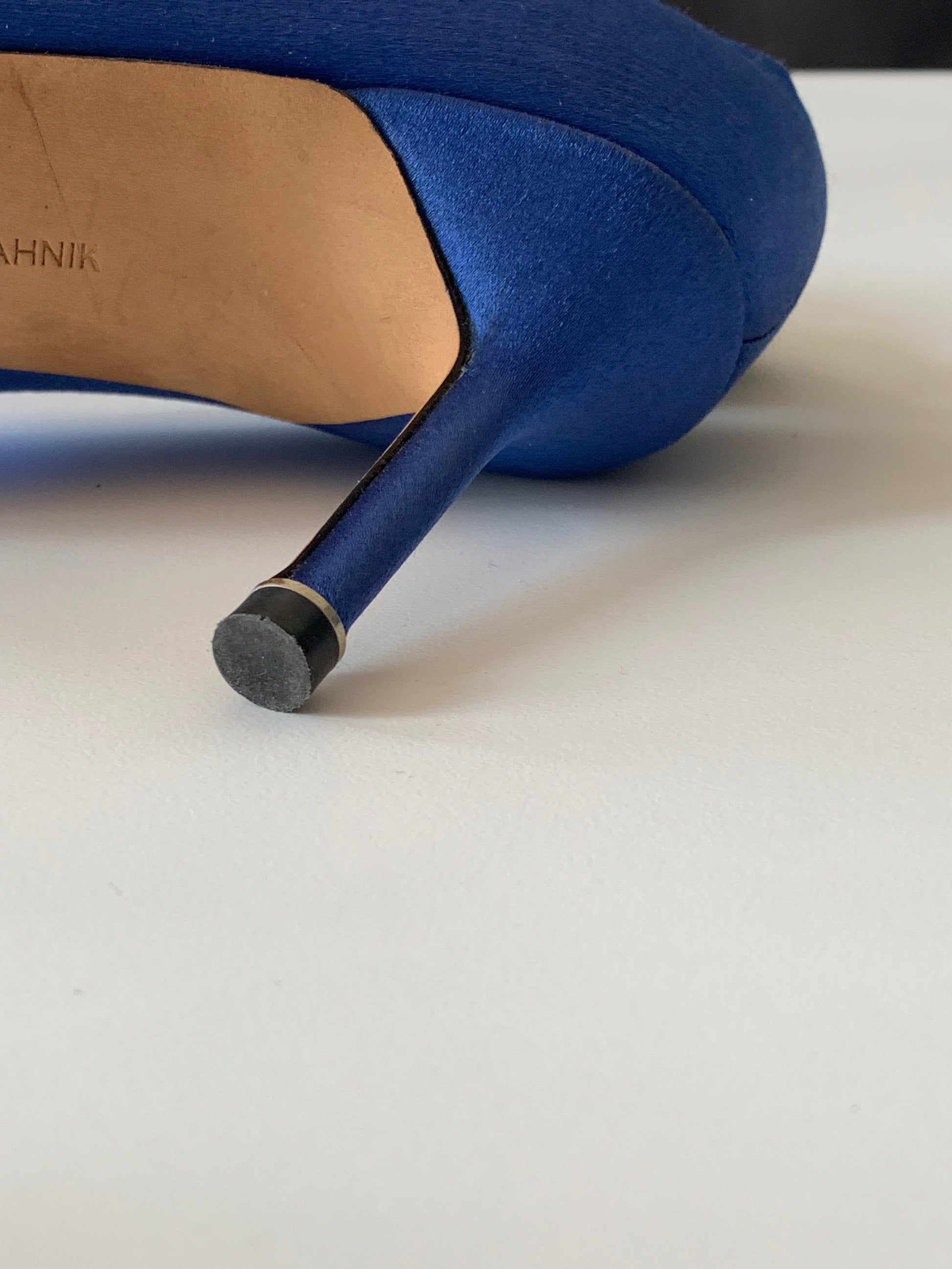 Manolo Blahnik Hangisi 90 Satin Pumps 39.5