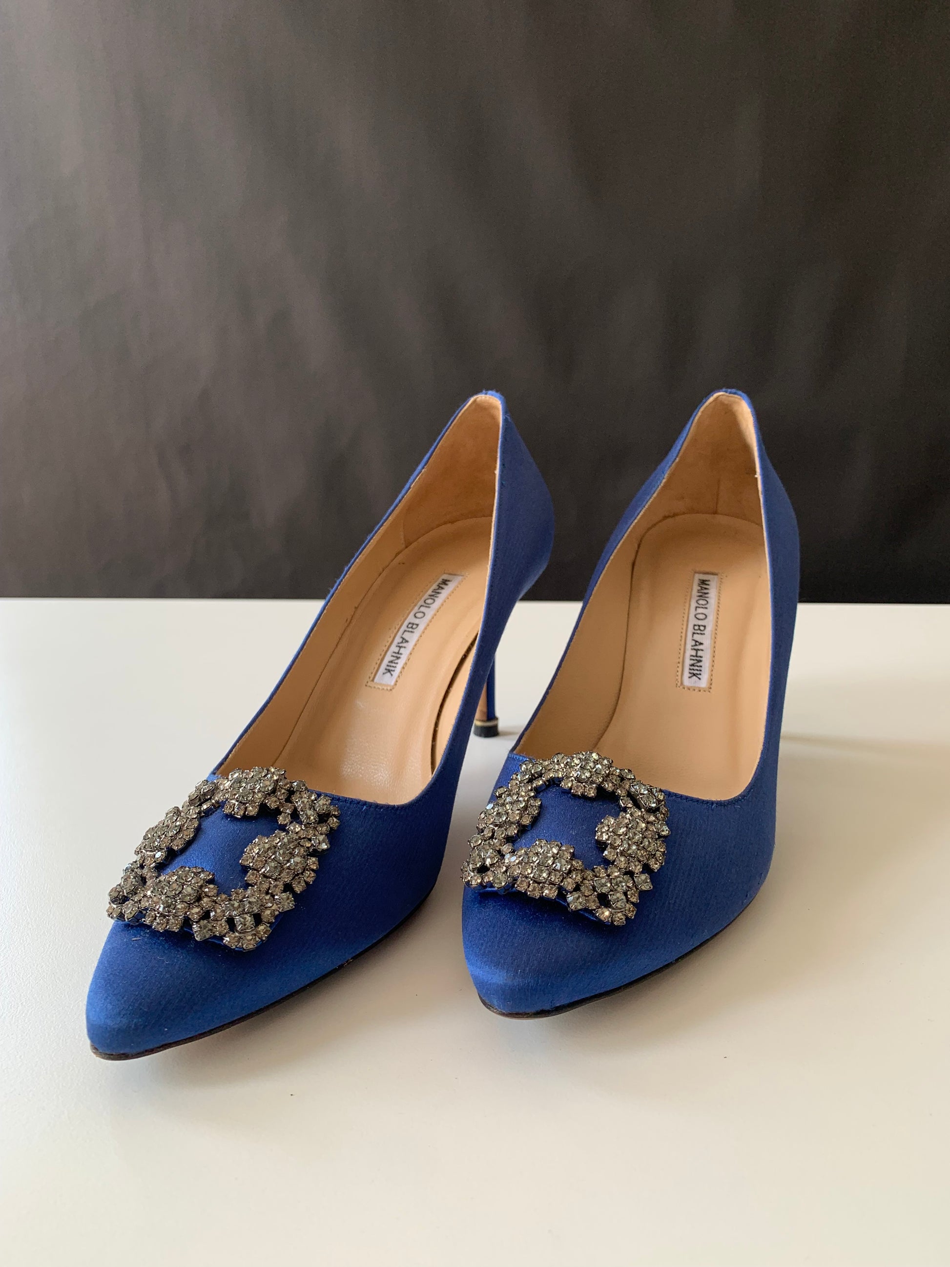 Manolo Blahnik Hangisi 90 Satin Pumps 39.5