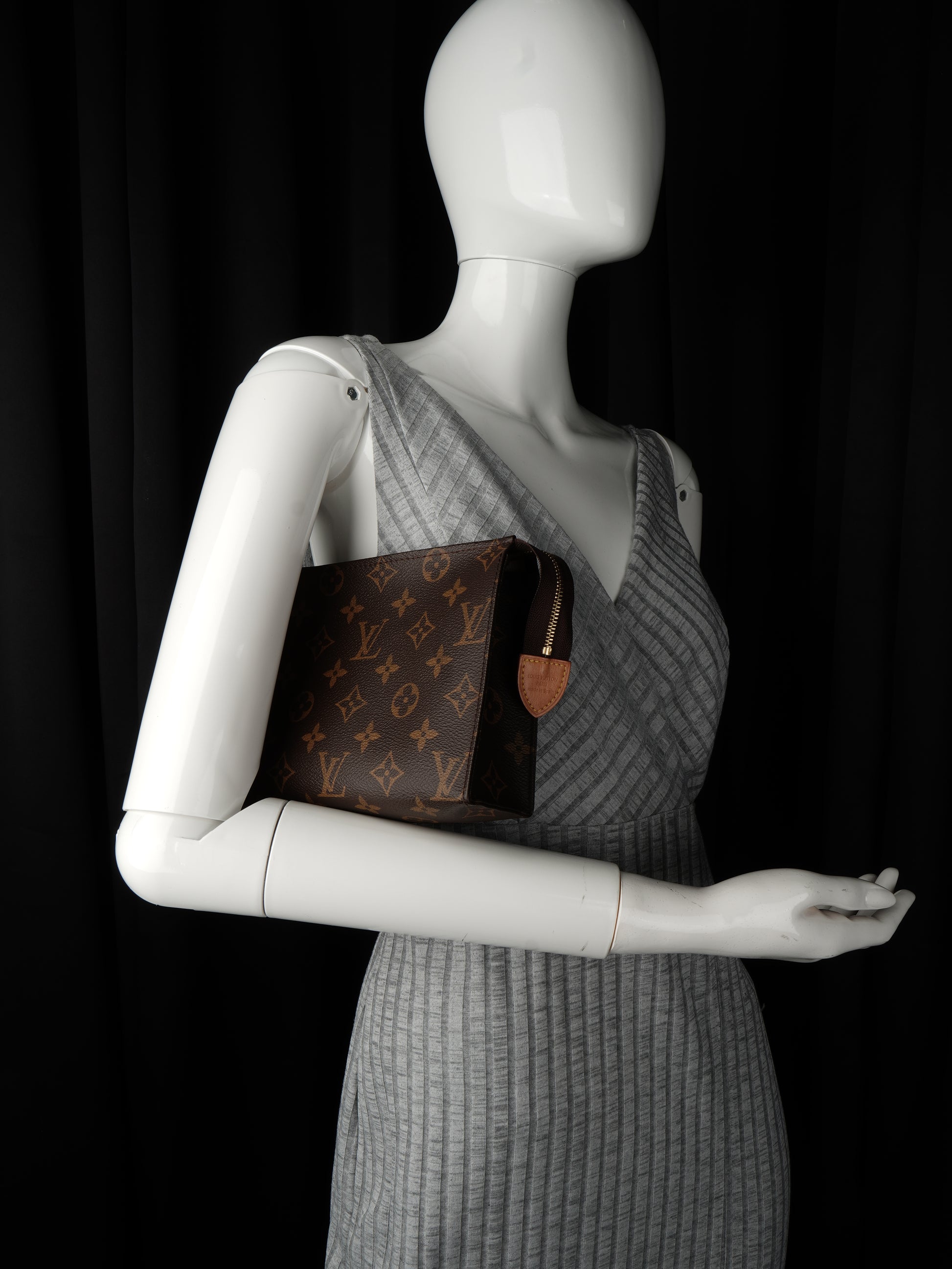 Louis Vuitton Toiletry 19