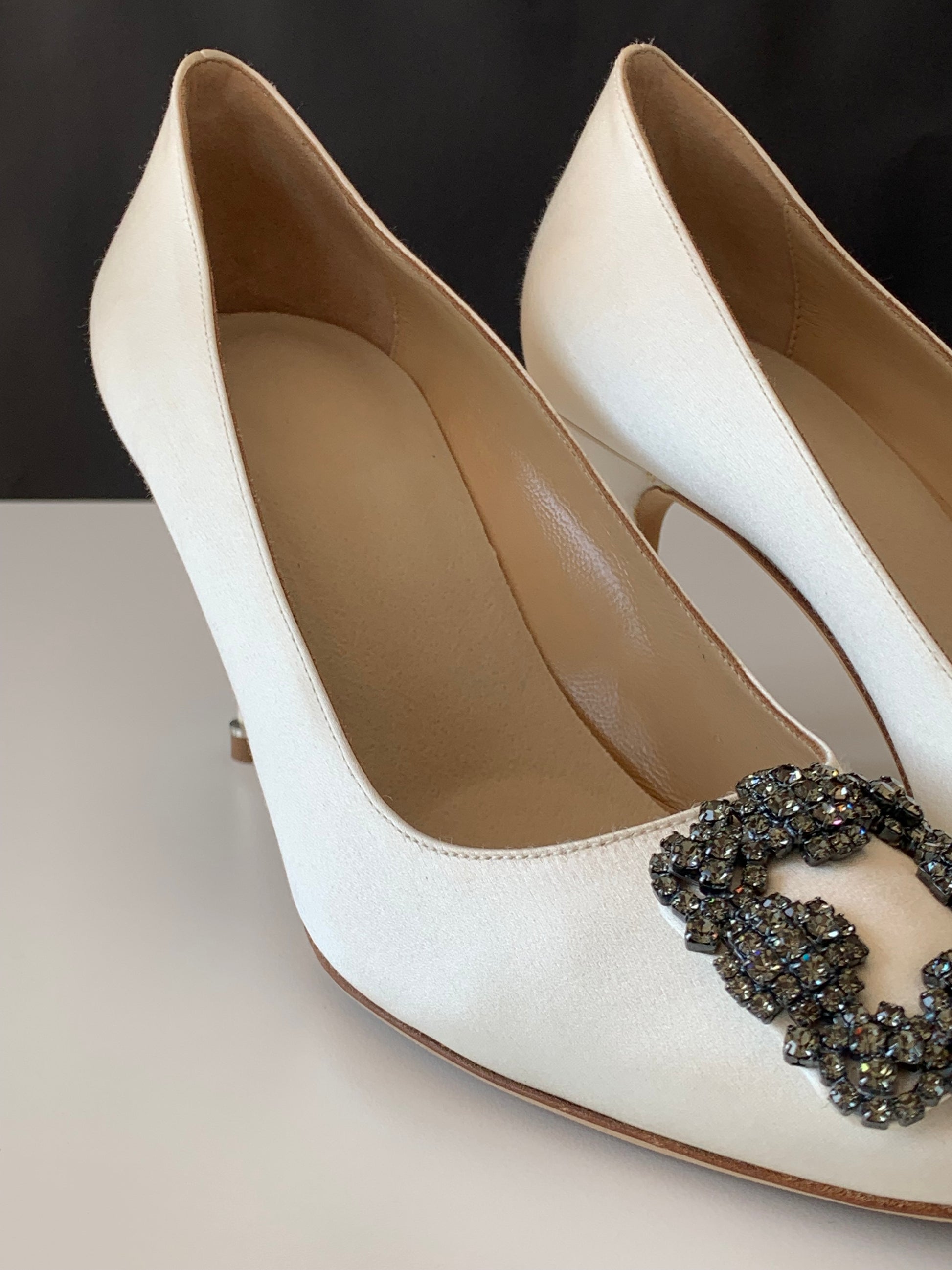 Manolo Blahnik Hangisi Satin Pumps 70 38