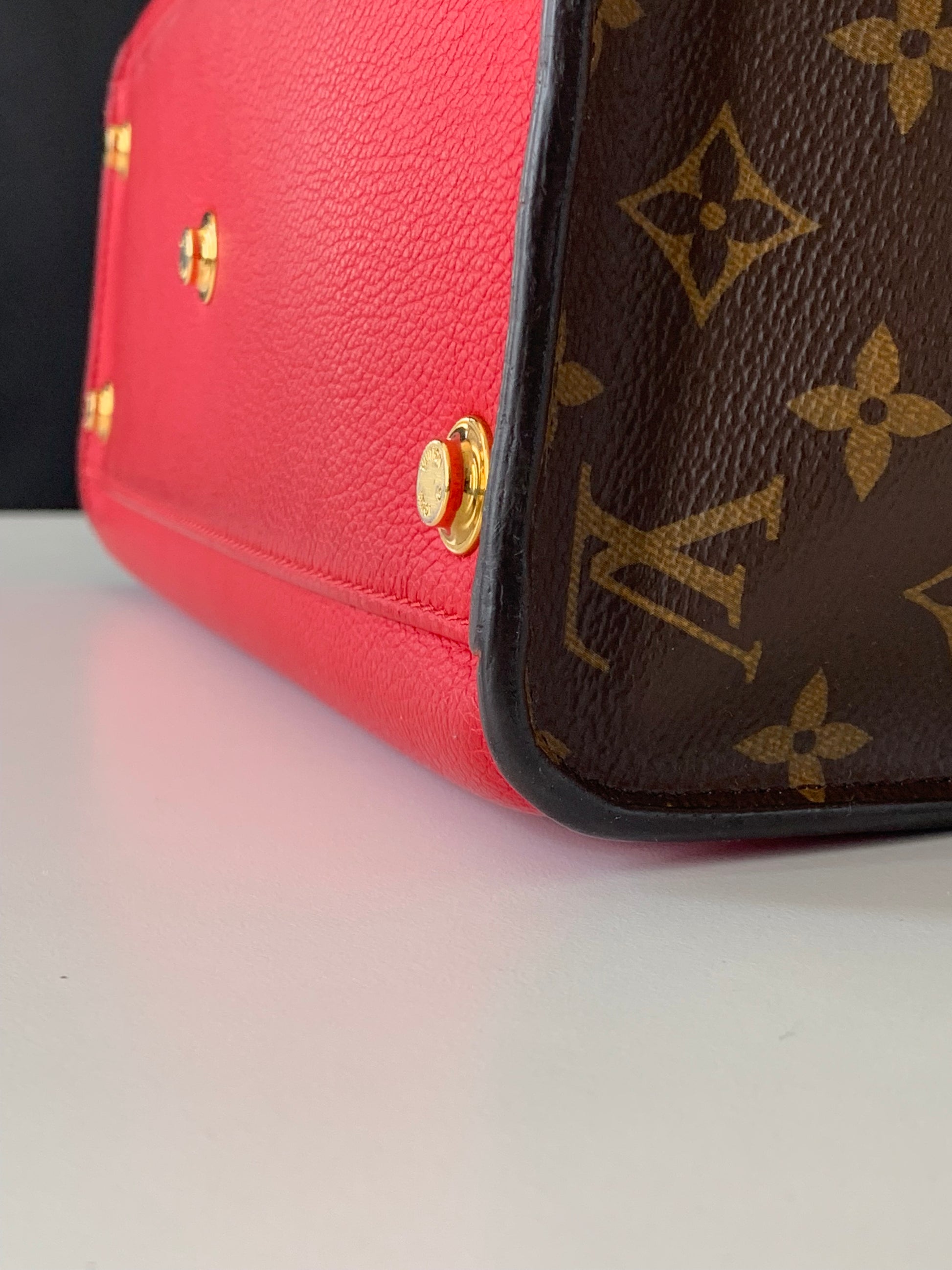 Louis Vuitton On My Side Monogram