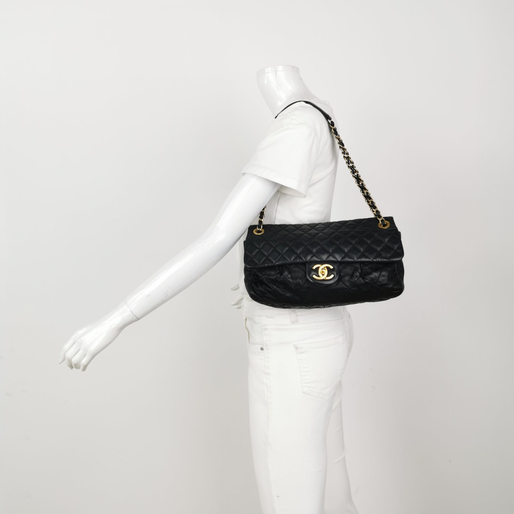 Chanel Chic Quilt Flap Bag Lambskin Black