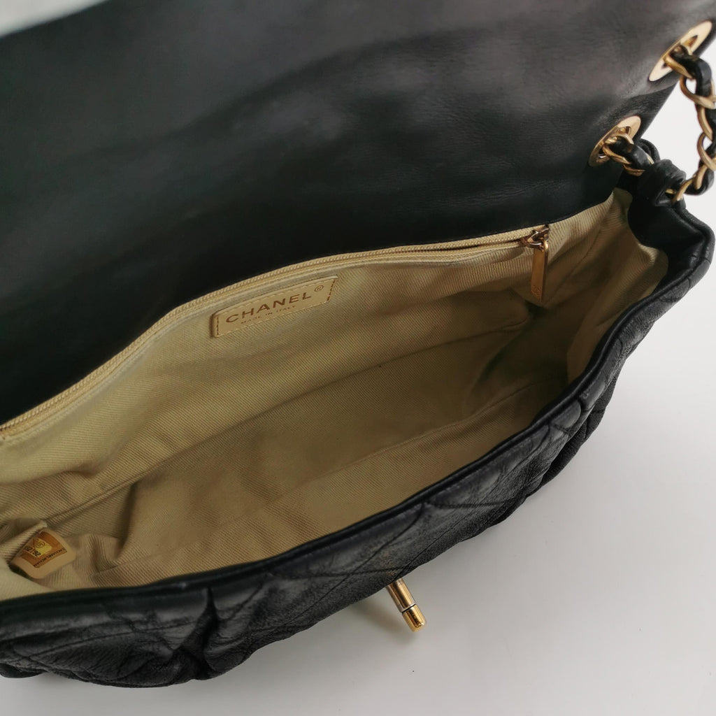 Chanel Chic Quilt Flap Bag Lambskin Black