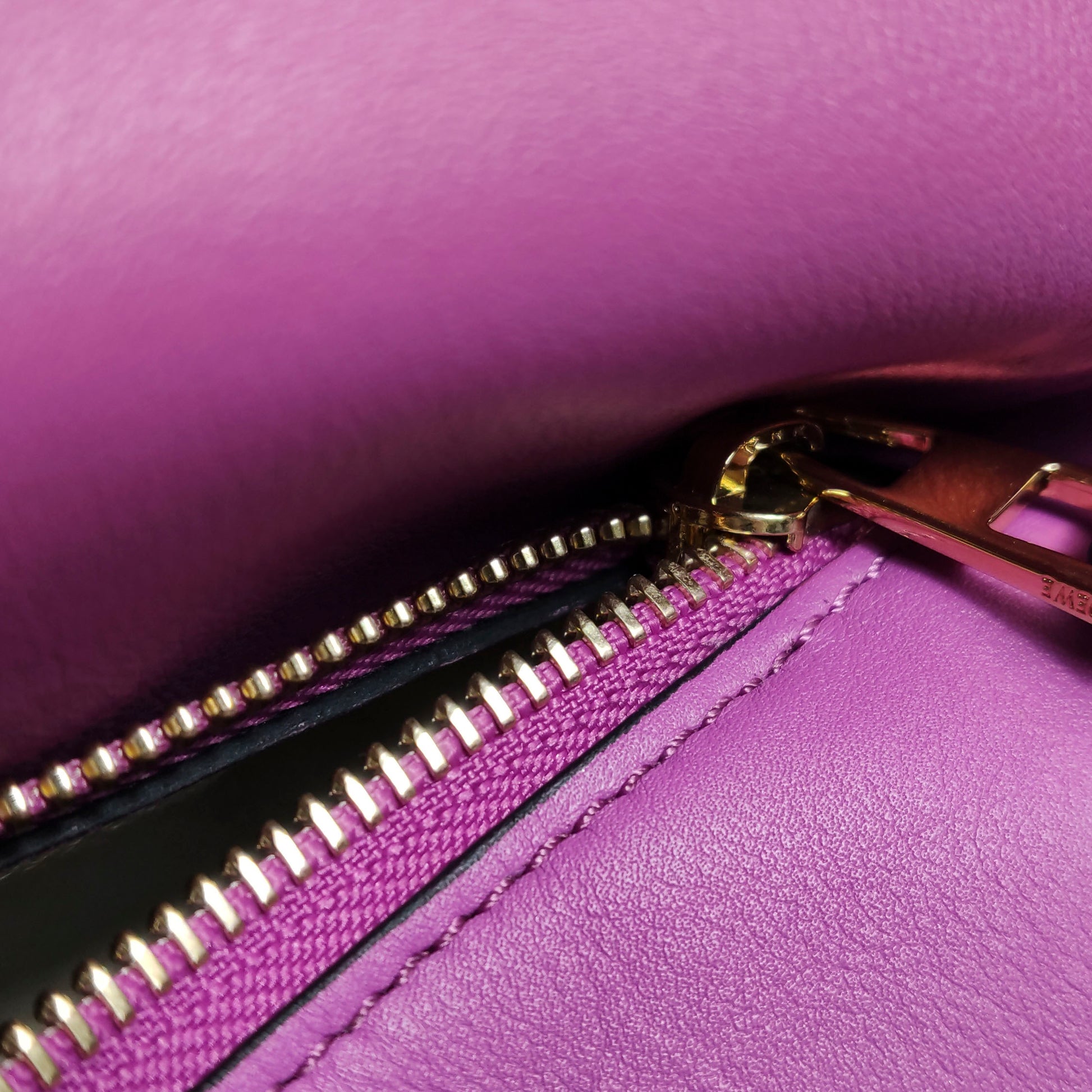 Loewe Puzzle Hobo Magenta