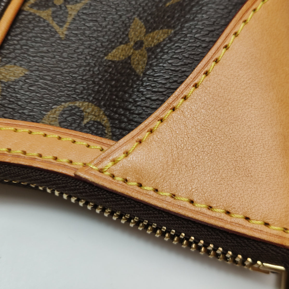 Louis Vuitton Thames PM Monogram