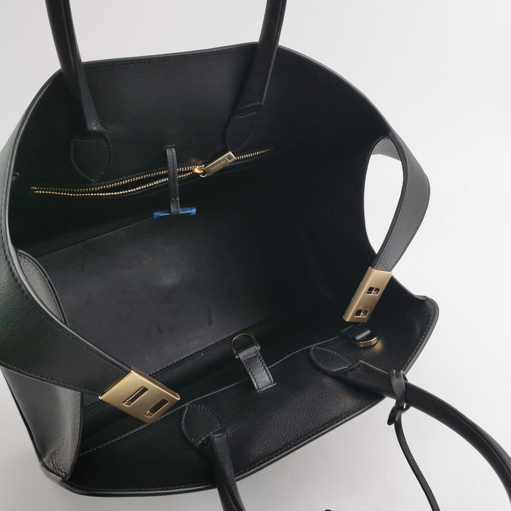 Salvatore Ferragamo Hug Medium Black