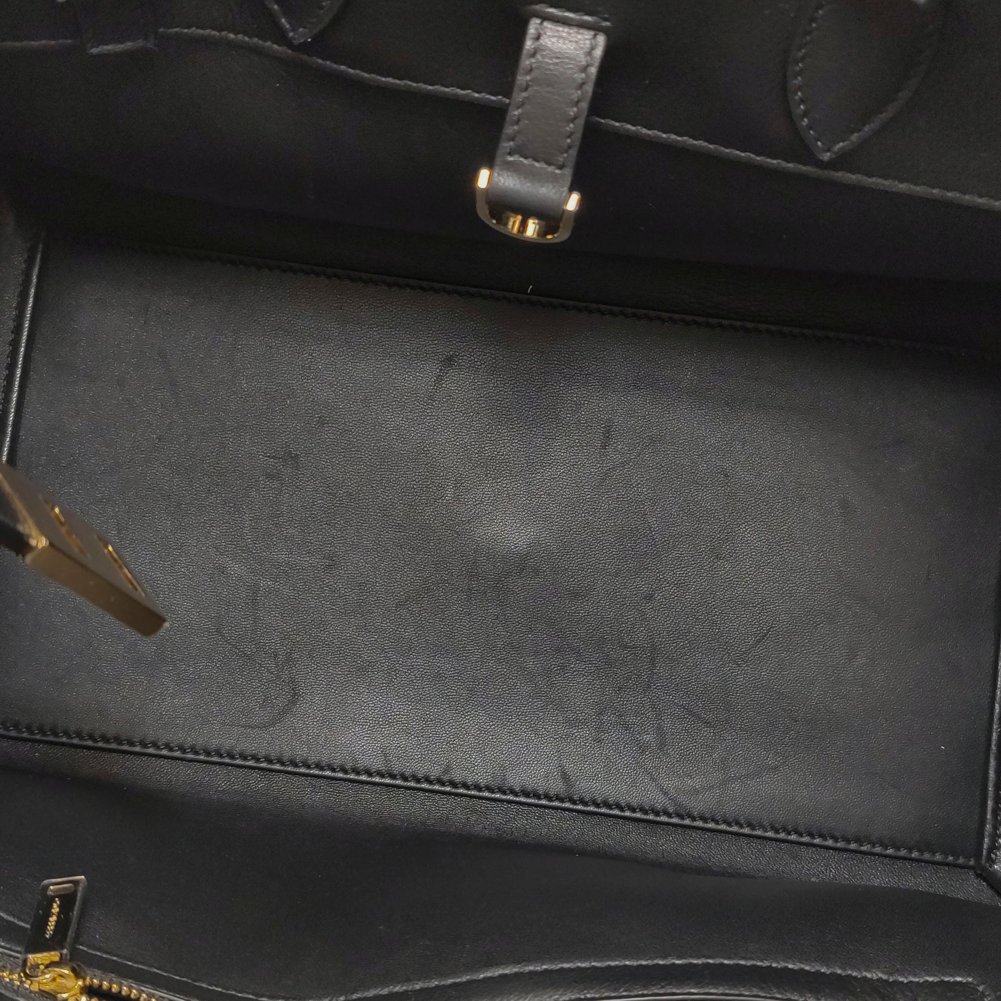 Salvatore Ferragamo Hug Medium Black