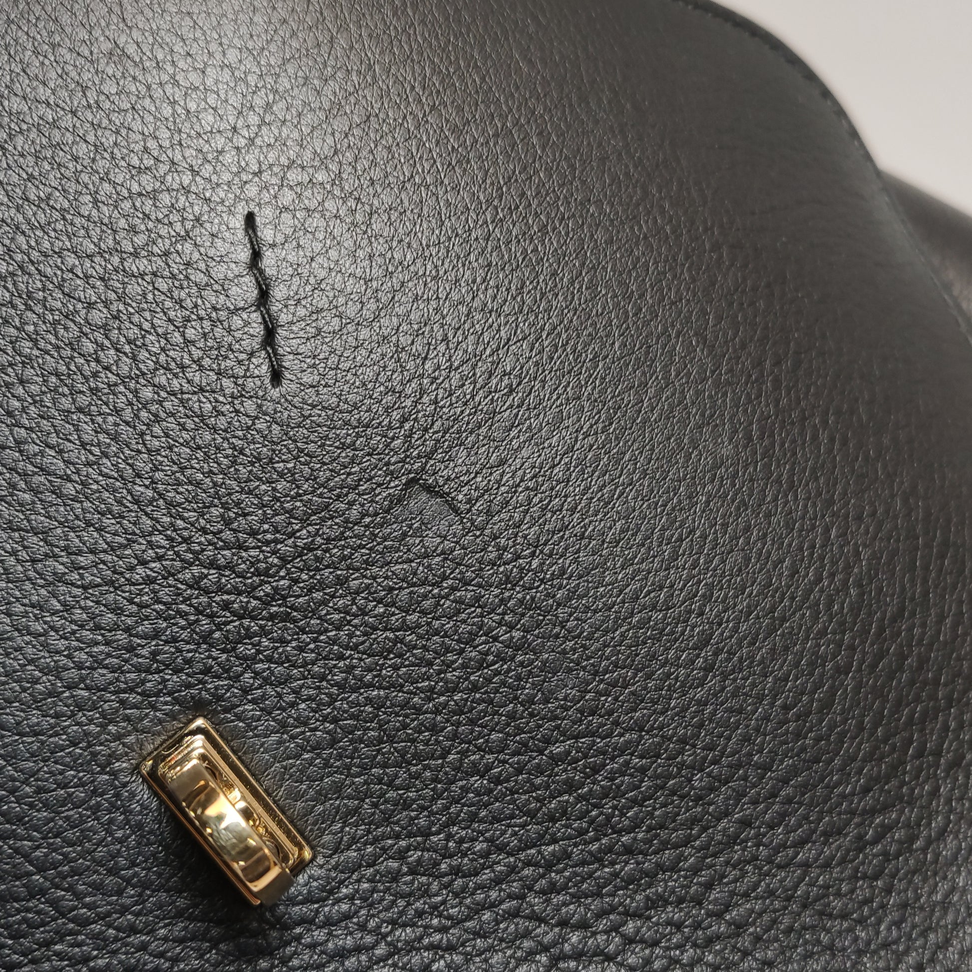 Salvatore Ferragamo Hug Medium Black