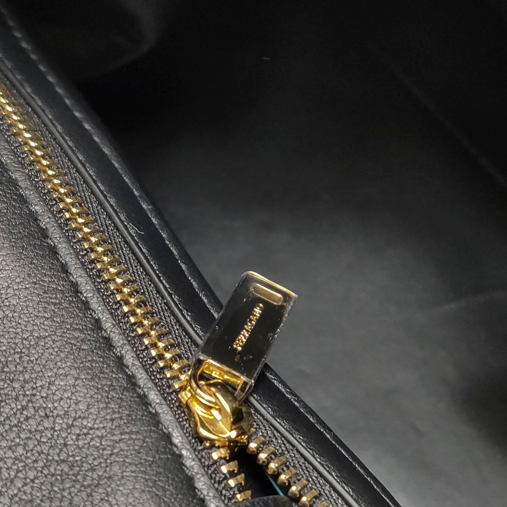 Salvatore Ferragamo Hug Medium Black
