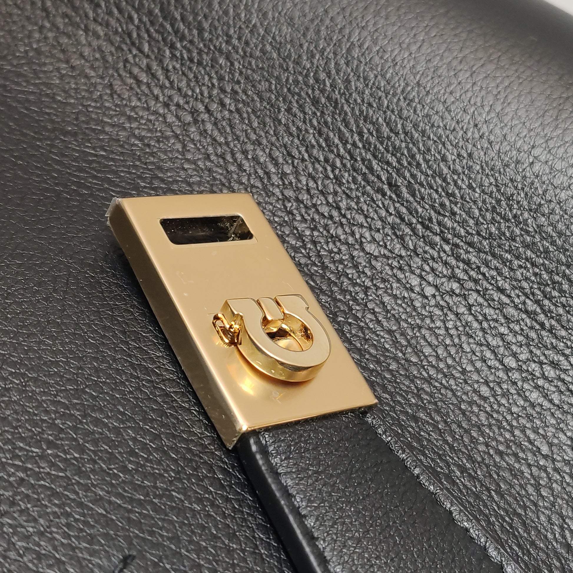 Salvatore Ferragamo Hug Medium Black