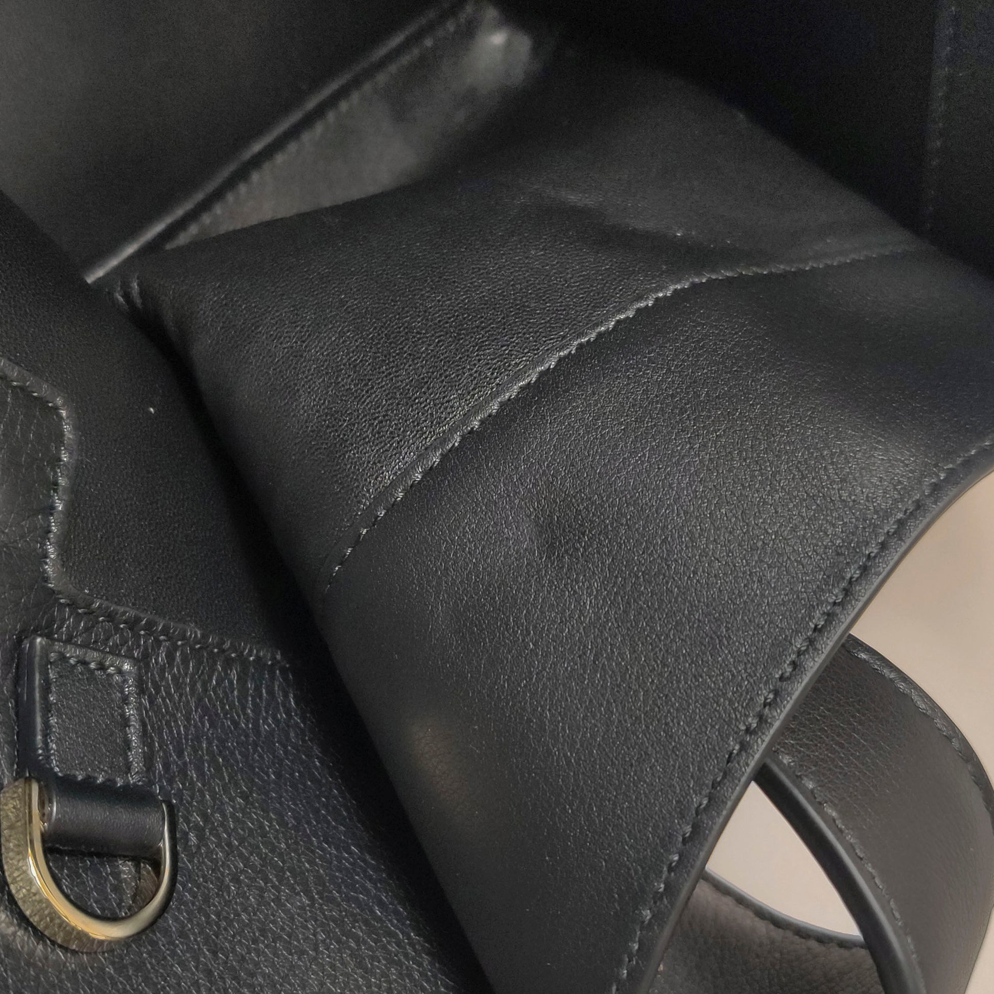 Salvatore Ferragamo Hug Medium Black