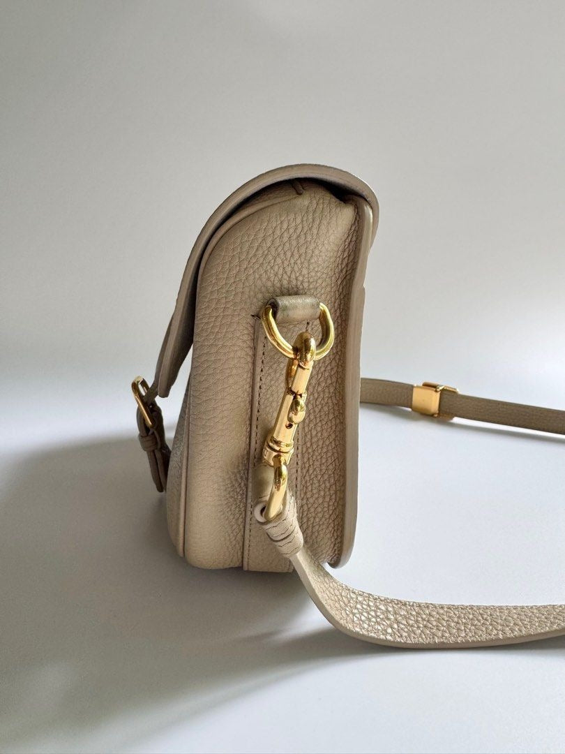 Dior	Bobby Medium Grained