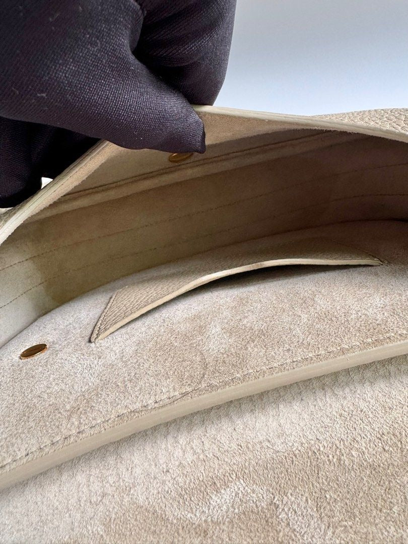 Dior	Bobby Medium Grained