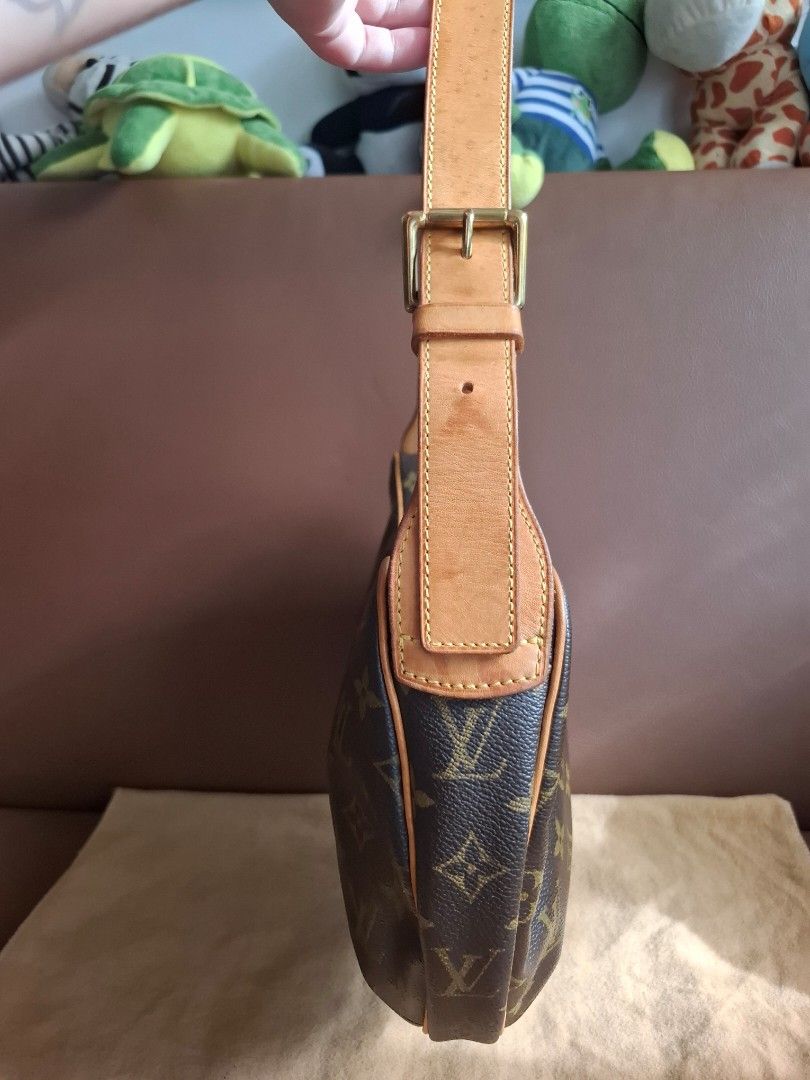 Louis Vuitton	Croissant MM Monogram