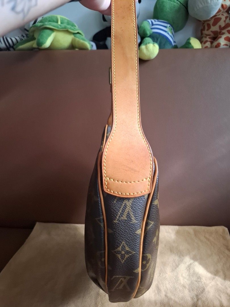 Louis Vuitton	Croissant MM Monogram