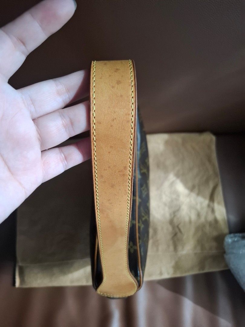 Louis Vuitton	Croissant MM Monogram