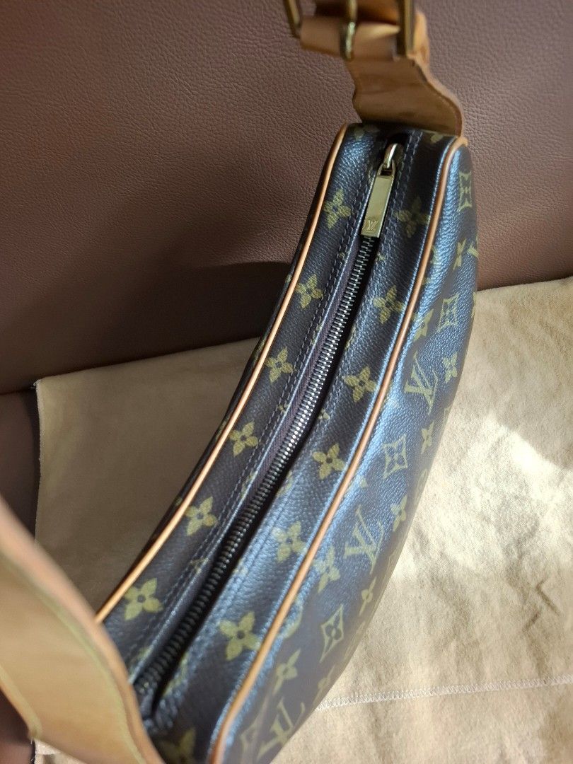 Louis Vuitton	Croissant MM Monogram