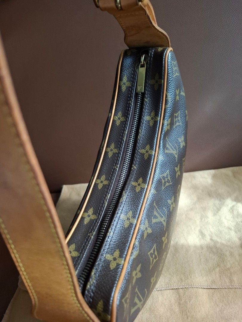 Louis Vuitton	Croissant MM Monogram